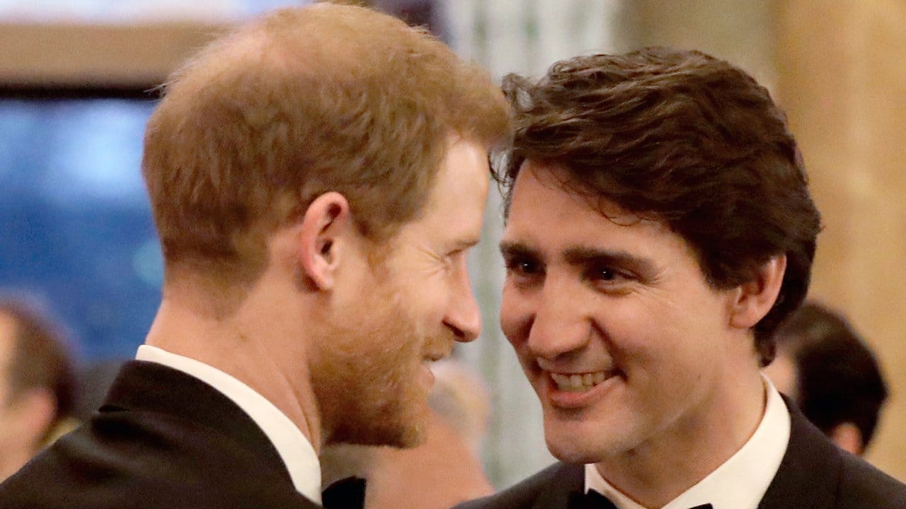 Prinz Harry (l) mit Kanadas Premierminister Justin Trudeau 2018 im Buckingham Palace.