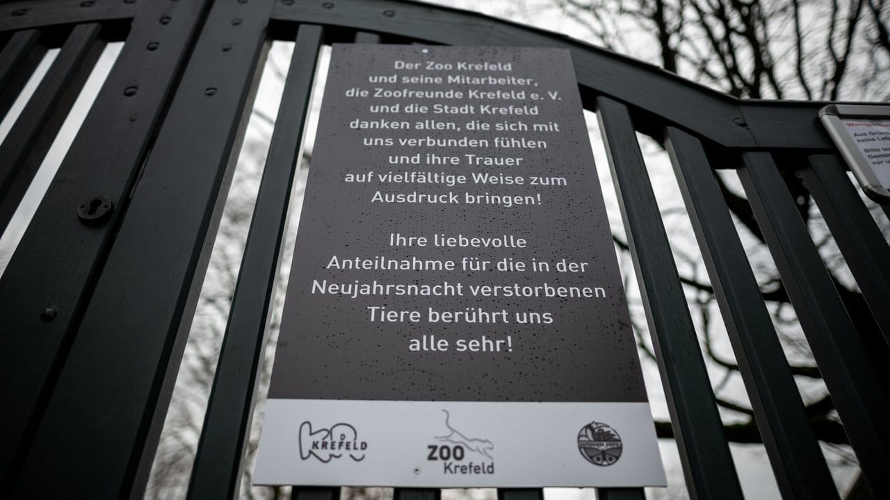 Miot einem Schild am Eingang bedankt sich der Krefelder Zoo für die Anteilnahme.