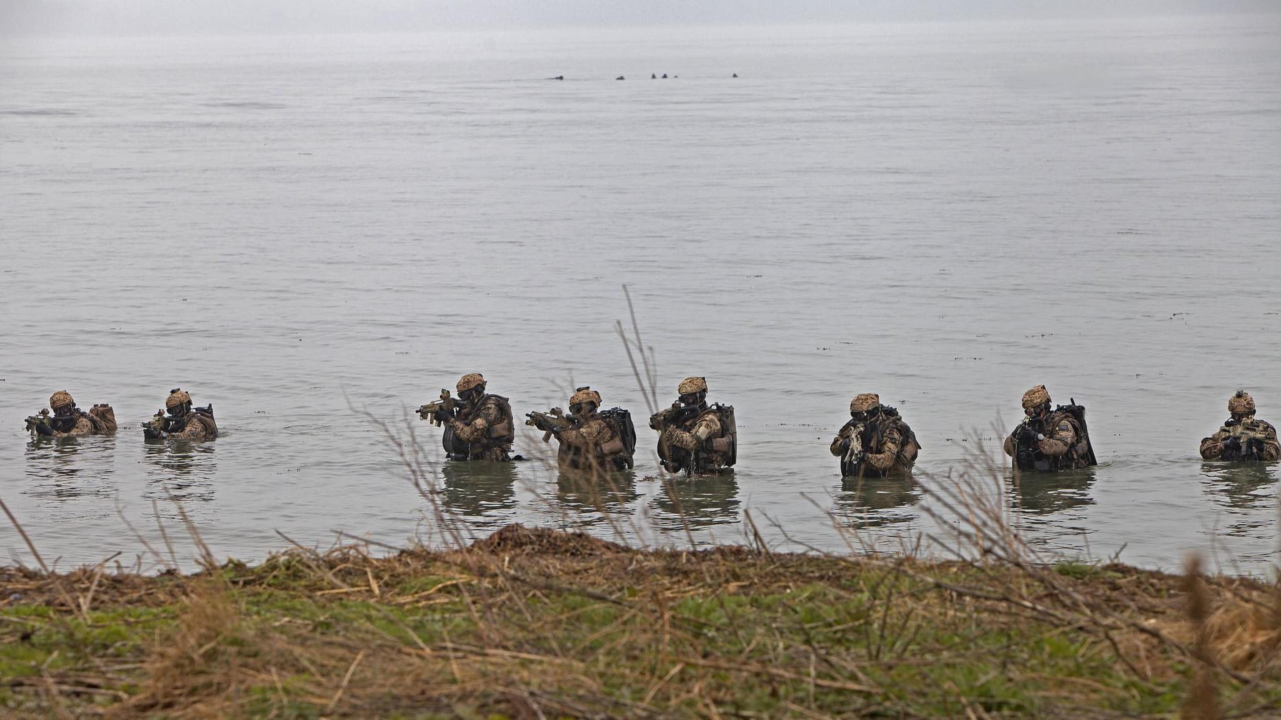 Kampfschwimmer nähern sich aus dem Wasser an