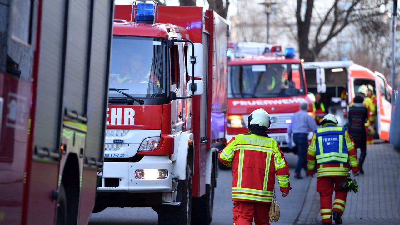 Einsatzfahrzeuge der Feuerwehr vor dem Thüringer Landtag: Ein verdächtiger Brief mit einer unbekannten Substanz musste untersucht werden. Einsatzfahrzeuge der Feuerwehr vor dem Thüringer Landtag: Ein verdächtiger Brief mit einer unbekannten Substanz musste untersucht werden.