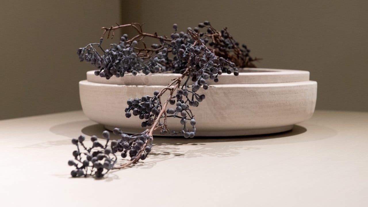 Naturtöne und die Verwendung natürlicher Materialien spielen auf der Internationalen Möbelmesse IMM in Köln eine wichtige Rolle - wie bei dieser Tischdeko von Linteloo zu sehen.