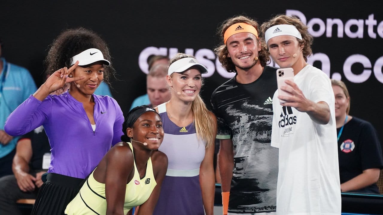 Auch die Tennis-Stars Naomi Osaka (l-r) ,"Coco" Gauff, Caroline Wozniacki, Stefanos Tsitsipas und Alexander Zverev spielten in Melbourne für den guten Zweck mit.