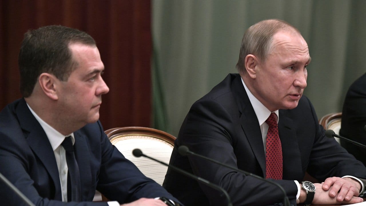 Putin-Vertrauter Dmitri Medwedew (l) sieht die Nato-Staaten als legitime Ziele an. Putin-Vertrauter Dmitri Medwedew (l) sieht die Nato-Staaten als legitime Ziele an.