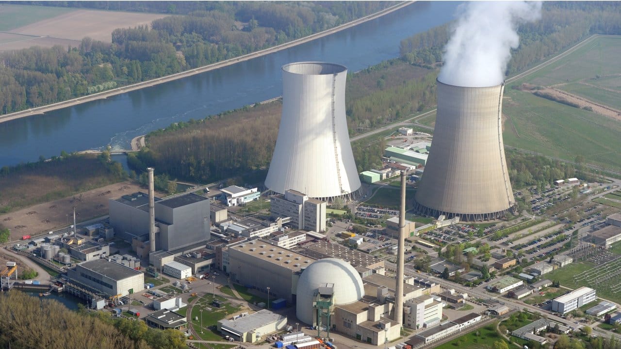 Das AKW Philippsburg aus der Luft: Die Atomkraft darf aus Sicht des Potsdamer Klimaforschers Johan Rockström nicht durch Kohle, Öl und Erdgas ersetzt werden.