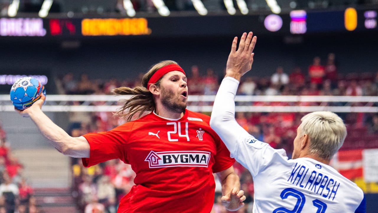Dänemarks Superstar Mikkel Hansen (l) wirft auf das russische Tor.