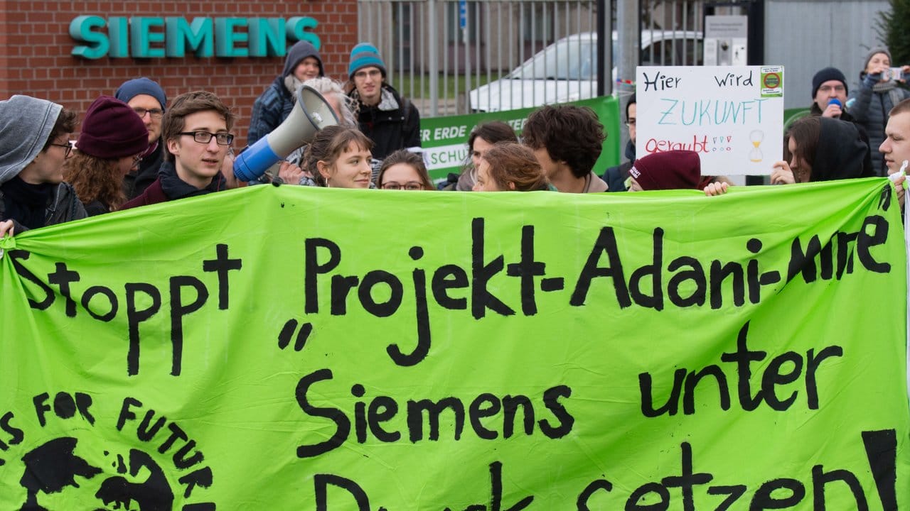 Aktivisten von Fridays for Future demonstrieren vor dem Siemens-Standort bei Hannover gegen die umstrittene Lieferung von Siemens-Technik für ein Kohlebergwerk in Australien.