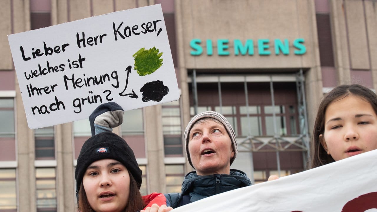 Klimaschützer fordern von Siemens, auf das Geschäft für eine geplante riesige Kohlemine in Australien zu verzichten.