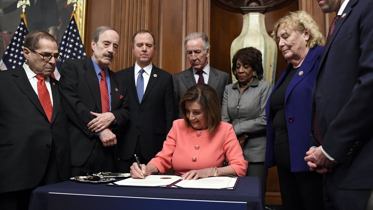 Nancy Pelosi, Vorsitzende des Repräsentantenhauses, unterzeichnet eine Resolution zur Übermittlung der Anklage im Amtsenthebungsverfahren gegen US-Präsident Trump an den Senat.