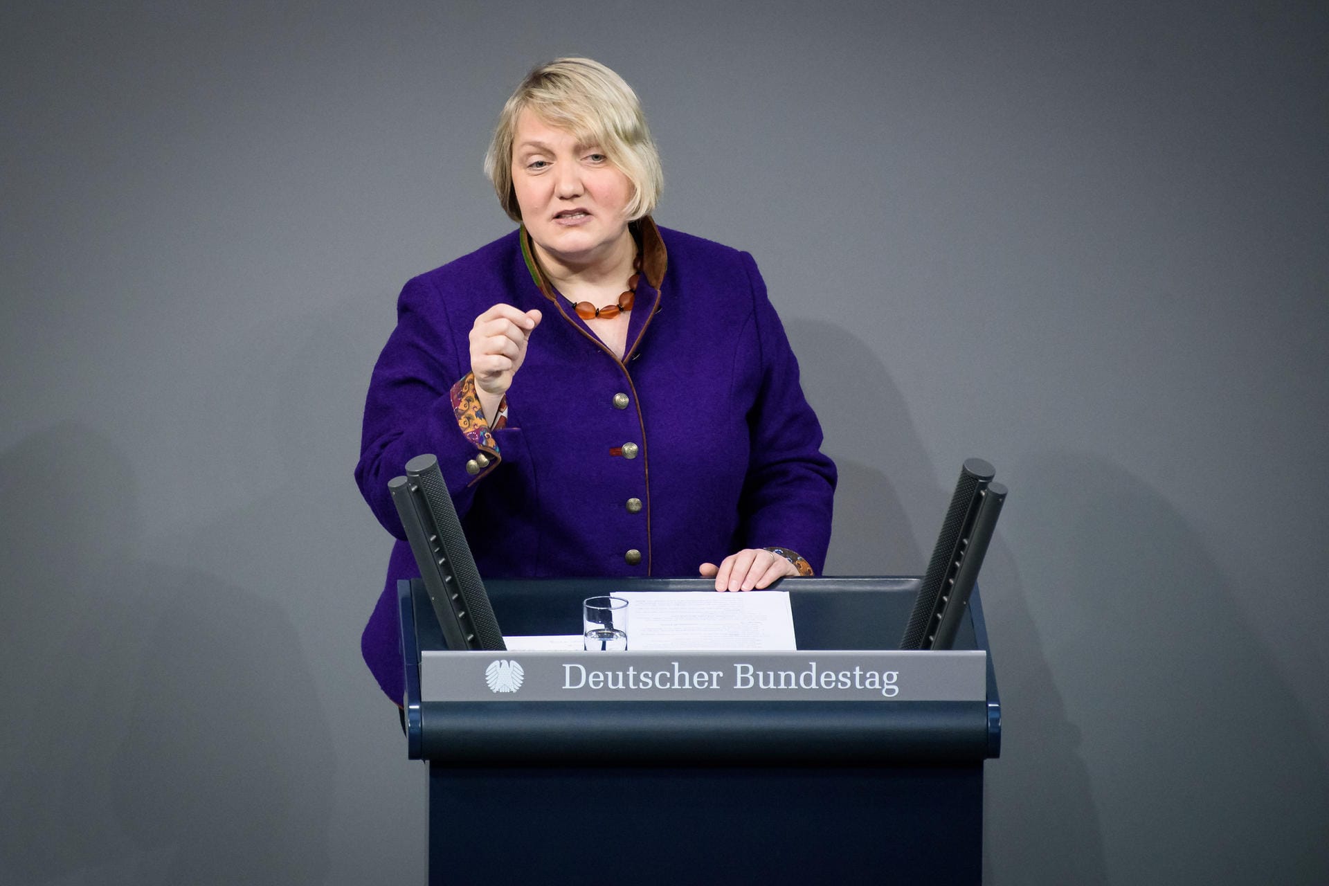 SPD-Abgeordnete Katja Mast ist überzeugt, dass der Bundestag die richtige Entscheidung getroffen hat. Nun müsse man die tatsächliche Spendenbereitschaft erhöhen und der Verantwortung gegenüber wartenden Menschen und ihren Familien gerecht werden. "Dazu braucht es ein bestmögliches und transparentes Verfahren, damit eine informierte und reflektierte Entscheidung möglich ist", schreibt sie auf Twitter.