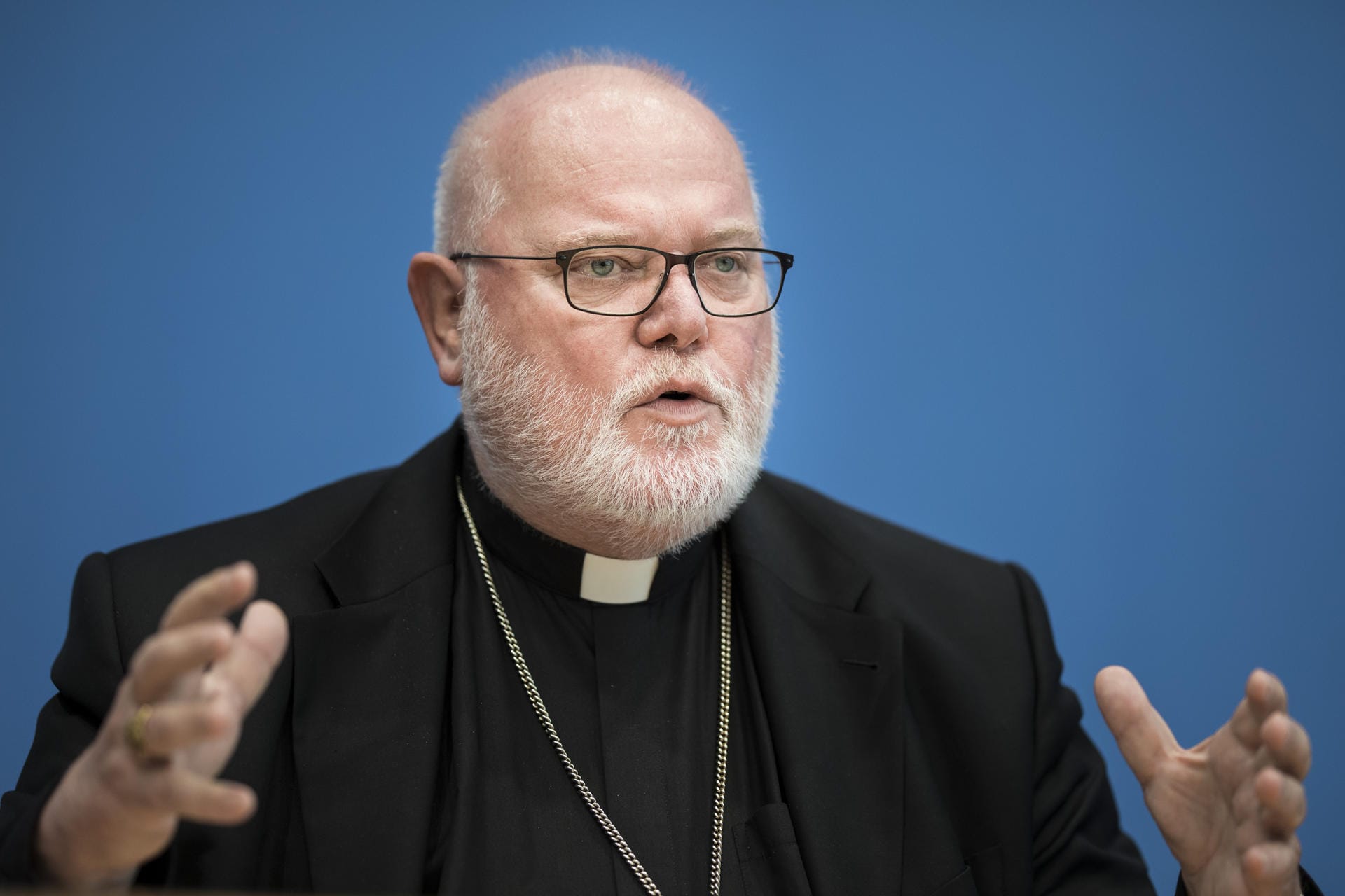 Die christlichen Kirchen haben die Entscheidung des Bundestags begrüßt. "Wir glauben, dass das heute beschlossene Gesetz geeignet ist, die erfreulich große Hilfsbereitschaft in der Bevölkerung praktikabel und nachhaltig in eine individuelle Bereitschaft zur Organspende zu überführen", hieß es in einer weitgehend wortgleichen Erklärung der katholischen Deutschen Bischofskonferenz und ihrem Vorsitzenden Reinhard Marx sowie der Evangelischen Kirche in Deutschland (EKD).