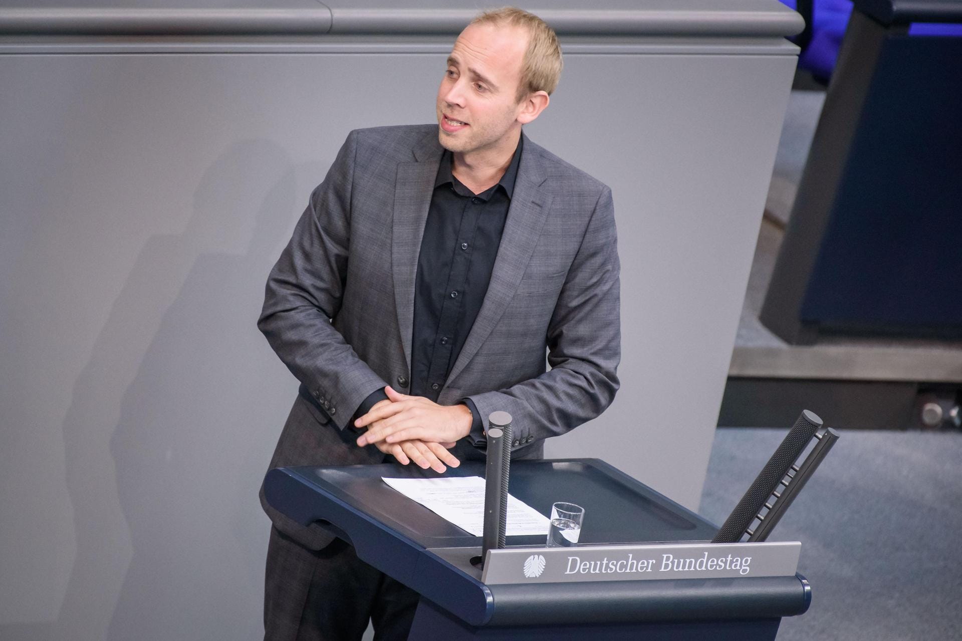 Dennis Rohde, SPD-Politiker im Bundestag, ist enttäuscht: „Der Deutsche Bundestag hat eine große Chance verpasst“, schrieb er auf Twitter. „Ich finde die heutige Entscheidung falsch und glaube nicht, dass sie die Lage in Deutschland verbessern wird.“