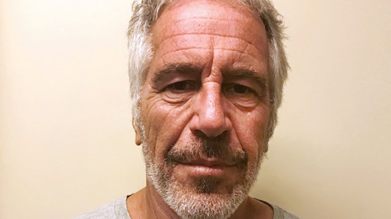 Jeffrey Epstein beging im August im Gefängnis Suizid. Jeffrey Epstein beging im August im Gefängnis Suizid.