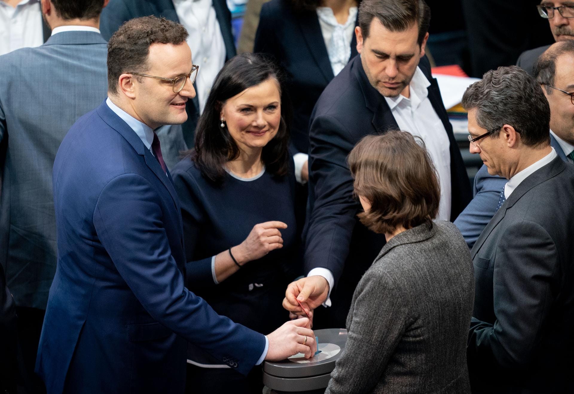 Gesundheitsminister Jens Spahn (CDU) ist mit einer Organspende-Reform gescheitert, durch die alle Mensche als Spender gelten sollten – außer man widerspricht. Stattdessen setzte sich allerdings der Gegenentwurf einer Abgeordnetengruppe um Grünen-Chefin Annalena Baerbock durch. Künftig sollen demnach alle Bürger mindestens alle zehn Jahre auf das Thema Organspende angesprochen werden, zum Beispiel beim Beantragen des Ausweises.