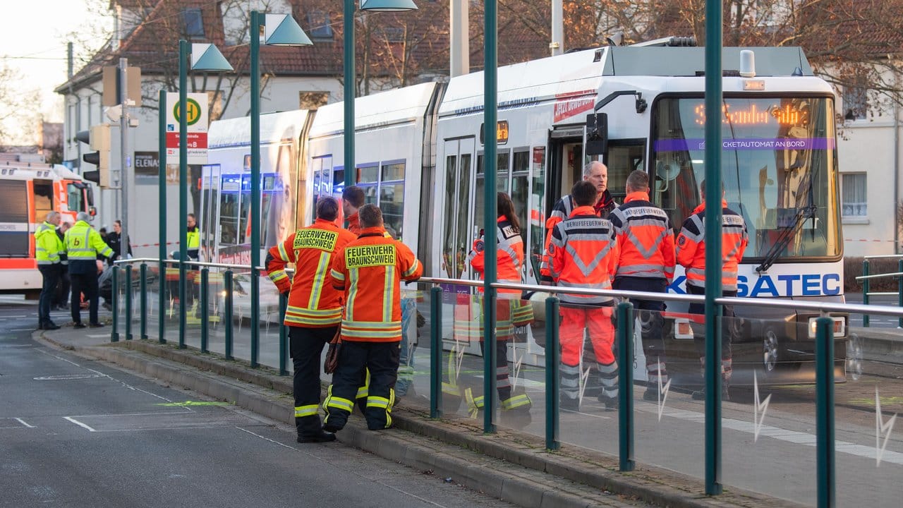An der Haltestelle Siegfriedstraße in Braunschweig ist ein Kind von einer Straßenbahn erfasst und tödlich verletzt worden.