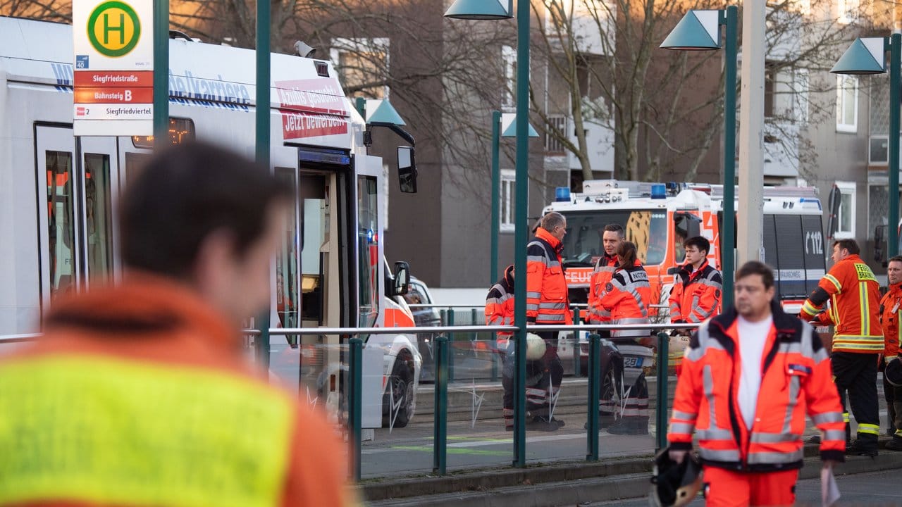 Um das getötete Kind zu bergen, musste ein Kran der Feuerwehr die Stadtbahn anheben.