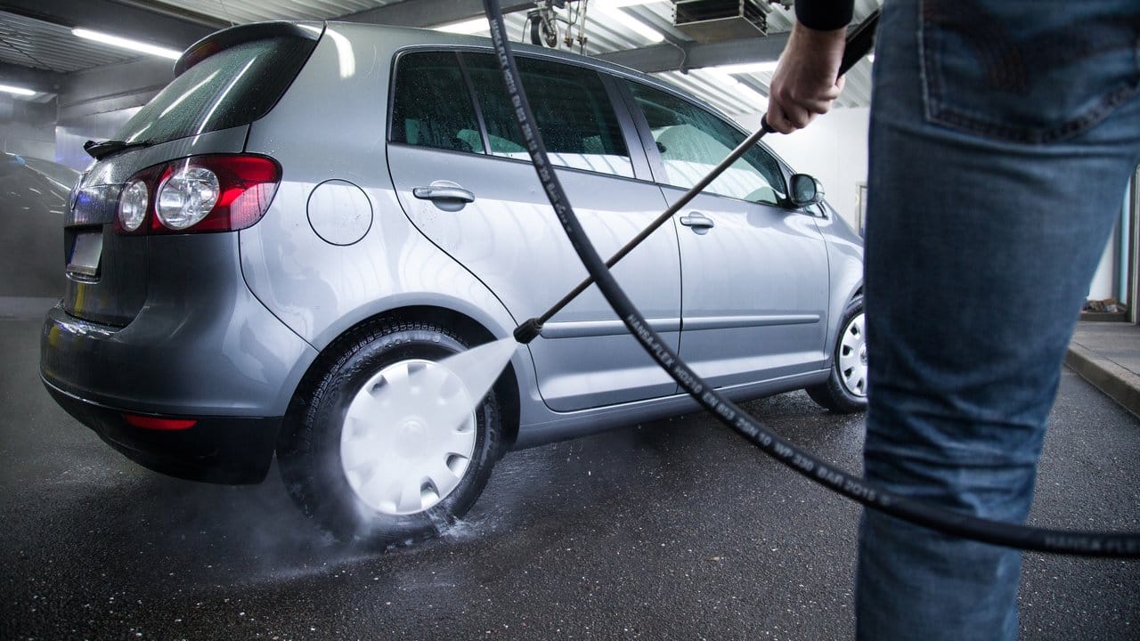 Wasch mich bitte auch im Winter: Auch in der kalten Jahreszeit freuen sich Autos über Zuwendung.