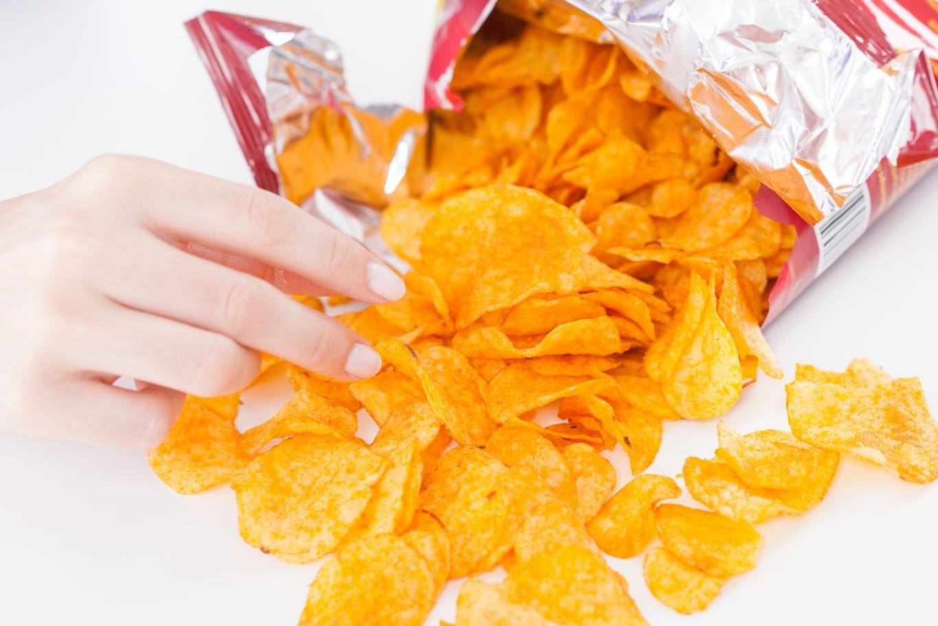 Der schnelle Griff in die Tüte: Wer Chips mag, soll sie auch essen, sagen Experten - allerdings bewusst und mit Genuss.