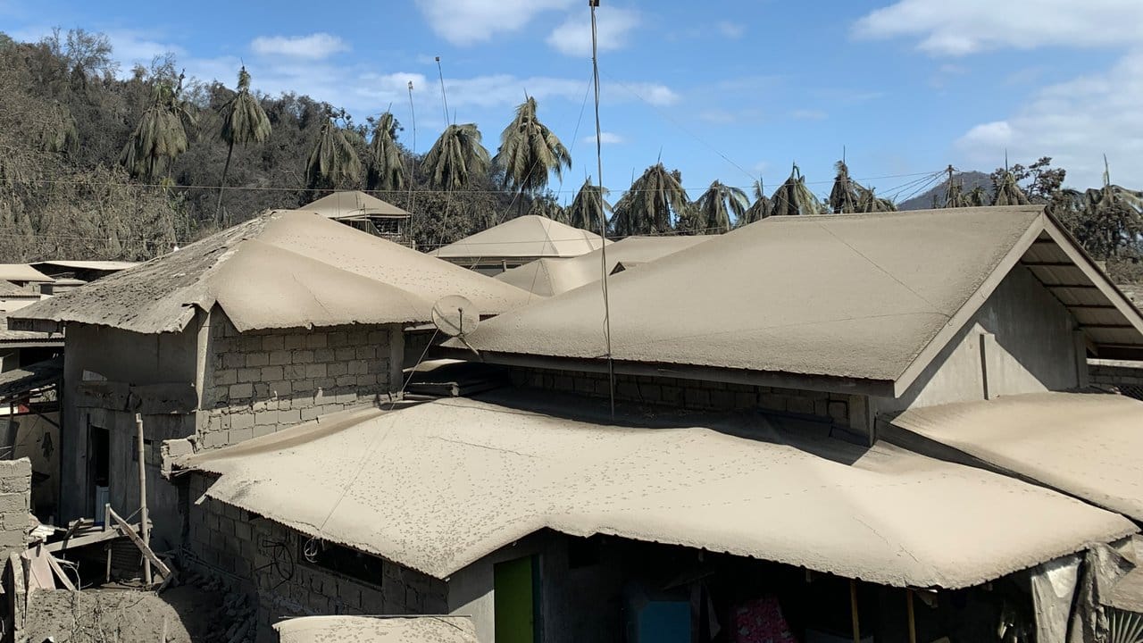 Eine dicke Ascheschicht bedeckt Dächer in der Provinz Batangas südlich von Manila.