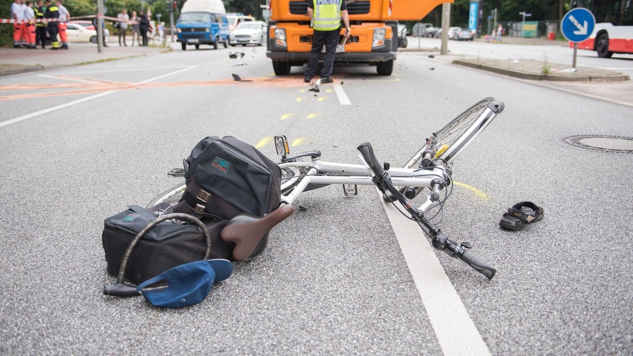 Verkehrsunfall in Hamburg: Der Radfahrer stieß mit einem Lkw zusammen und wurde lebensgefährlich verletzt.