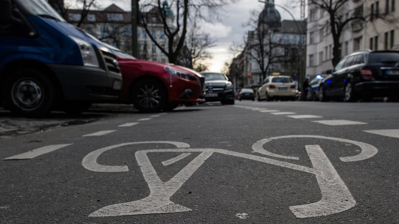 Zugeparkter Radweg - eines der vielen Ärgernisse, mit denen Radfahrer in großen Städten rechnen müssen.
