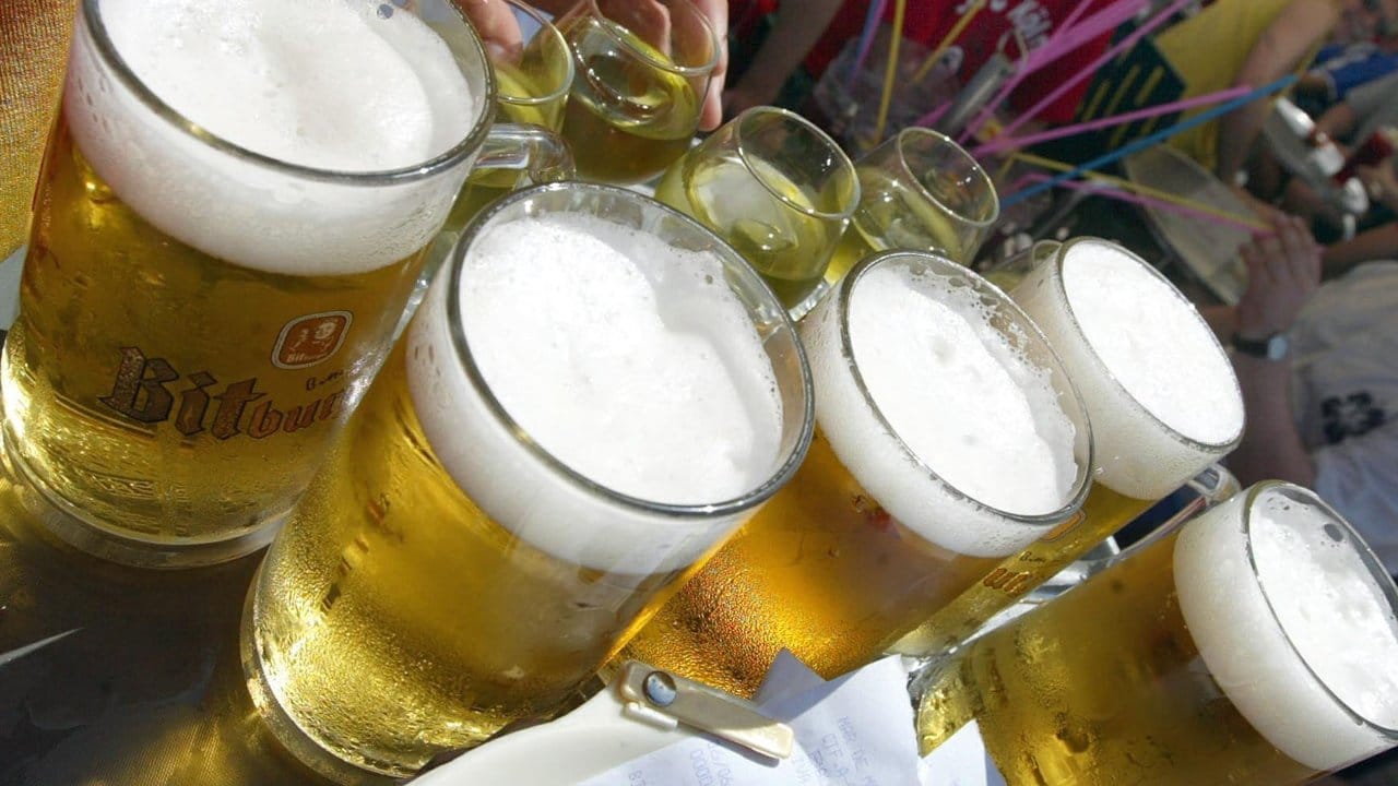 Bier für deutsche Kurzurlauber am "Ballermann 6" in El Arenal.