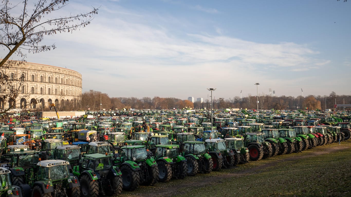 Traktoren in der Reihe: Zur Bauern-Demo in Nürnberg kamen hunderte Trecker.