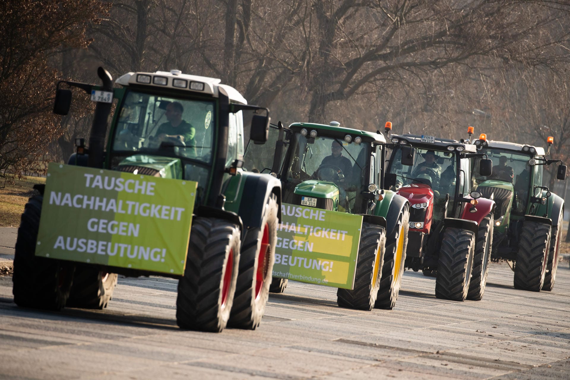 "Tausche Nachhaltigkeit gegen Ausbeutung": Viele Bauern demonstrierten gegen ihrer Ansicht nach unfaire Lebensmittelpreise.
