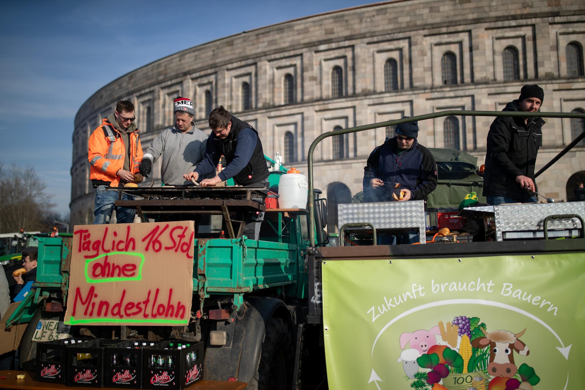 "Täglich 16 Std ohne Mindestlohn": Auf der Bauern-Demo wurden Landwirte ihrer Versorgerrolle auch beim Würstchenbraten gerecht.