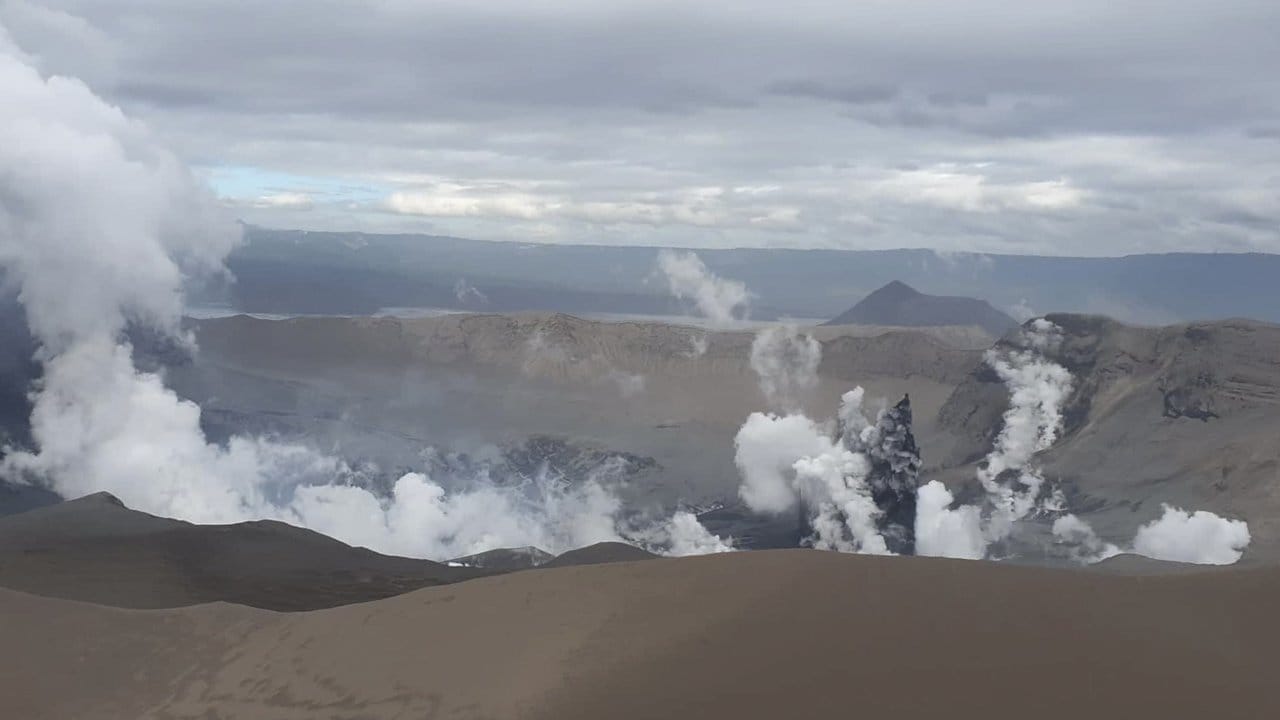 Dampfwolken steigen aus dem Krater des Taal-Vulkans auf.