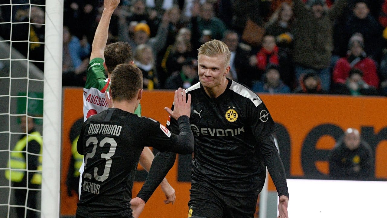 Dortmunds Torschütze Erling Haaland (r) erzielt in seinem Bundesliga-Debüt drei Tore.
