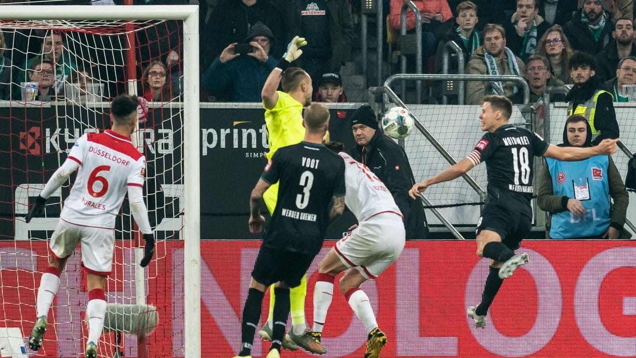 Bremens Niklas Moisander (r) erzielt das Tor zum 1:0-Auswärtserfolg in Düsseldorf.