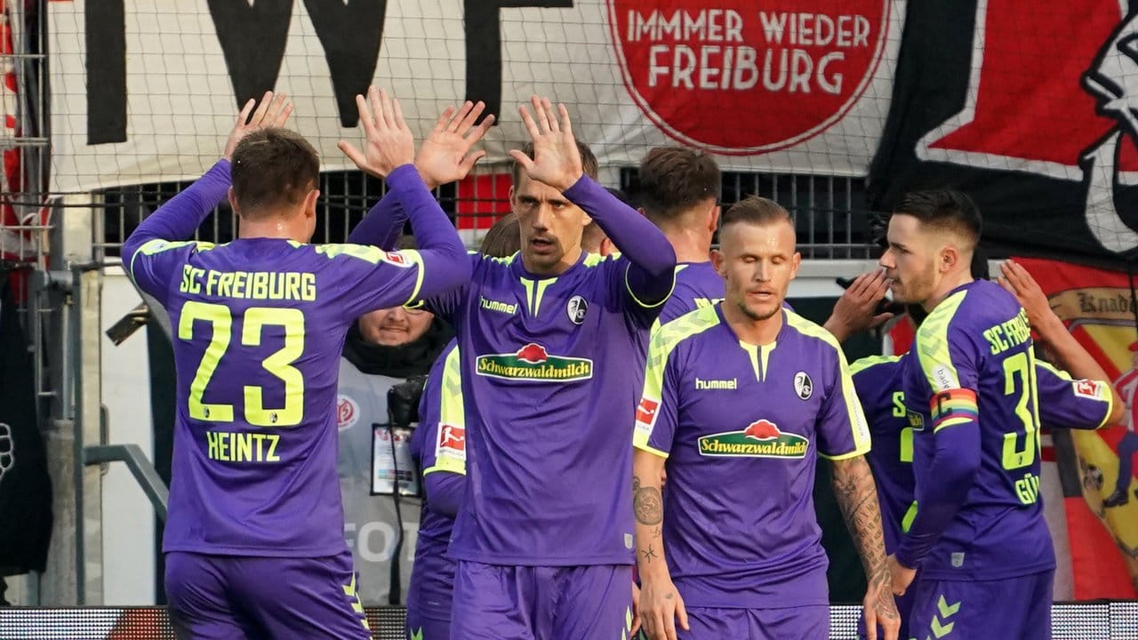 Die Mannschaft des SC Freiburg jubelt nach dem Treffer zur 1:0-Führung durch Chang-Hoon Kwon.