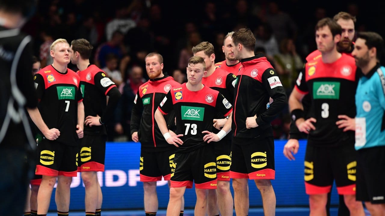 Die deutschen Handballer stehen nach der Niederlage gegen Spanien enttäuscht auf dem Spielfeld.