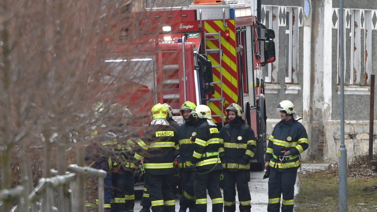 Bei einem Brand in einem Pflegeheim für Behinderte in Tschechien an der Grenze zu Deutschland sind acht Menschen ums Leben gekommen.