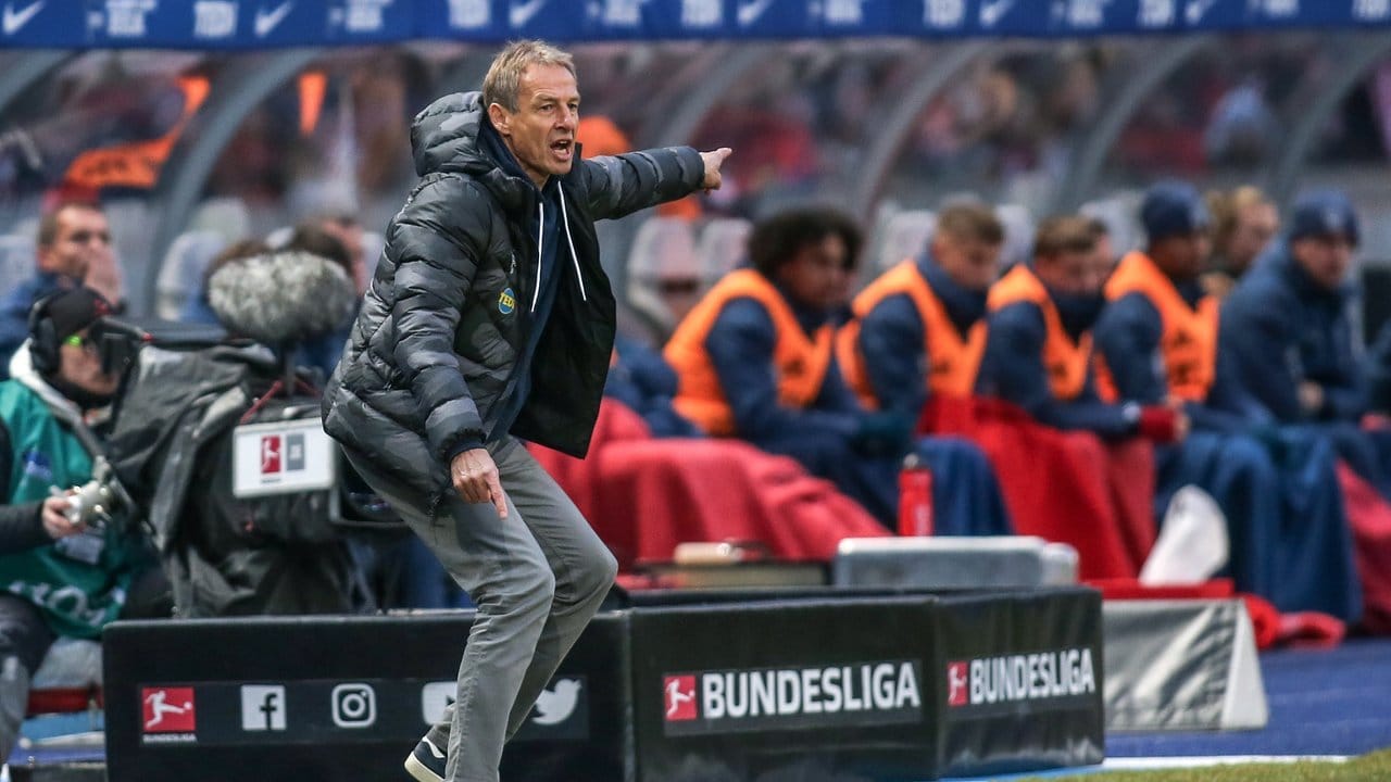 Herthas Trainer Jürgen Klinsmann gibt seiner Mannschaft vom Spielfeldrand aus gestikulierend Anweisungen.
