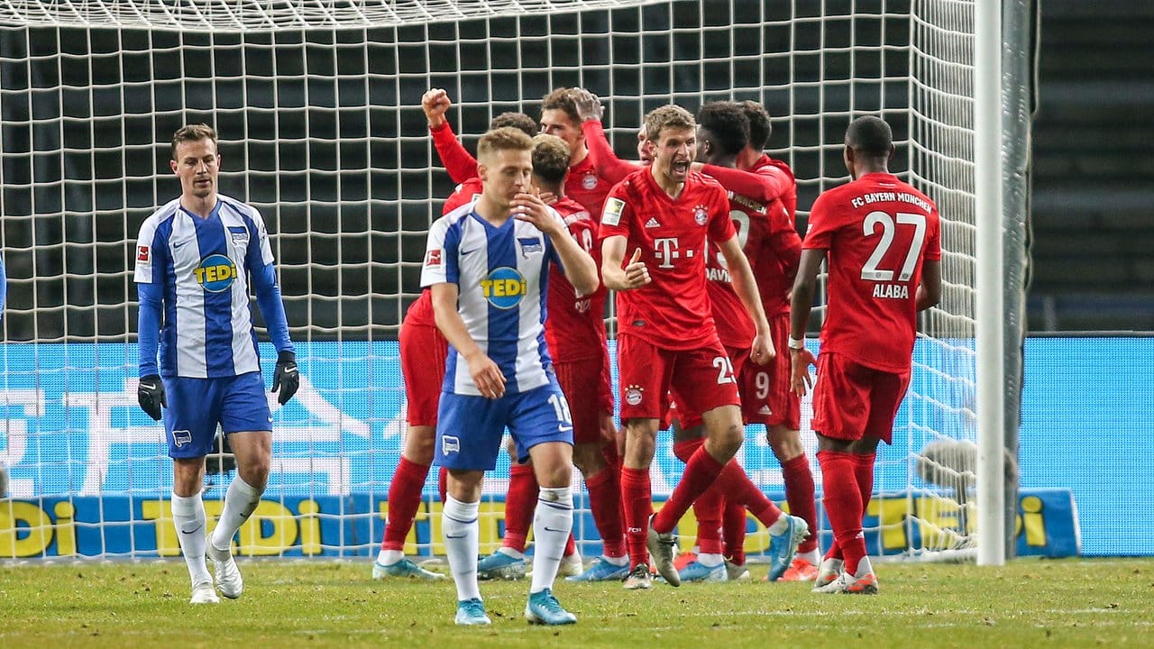 Während im Hintergrund die Münchener das 1:0 feiern, drehen die Berliner Darida und Ascacibar enttäuscht ab.