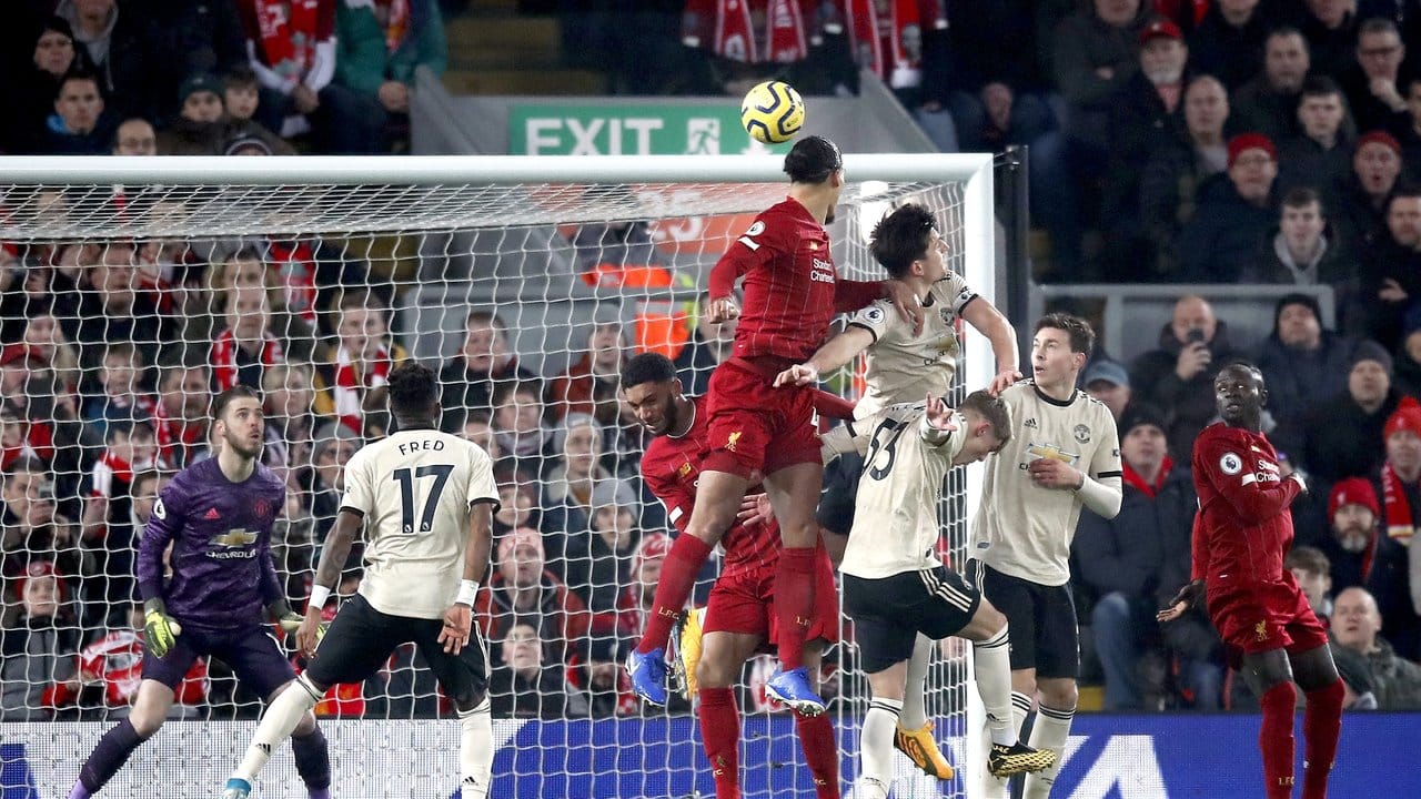 Liverpools Abwehrchef Virgil van Dijk (M, 14) markierte gegen Manchester United per Kopf den Treffer zur 1:0-Führung.