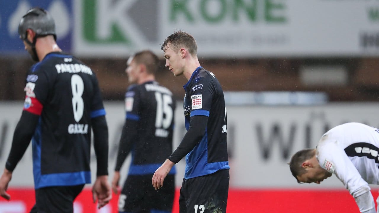 Paderborns Hintermannschaft um Sebastian Schonlau (M) lässt nach dem Gegentreffer zum 0:3 die Köpfe hängen.