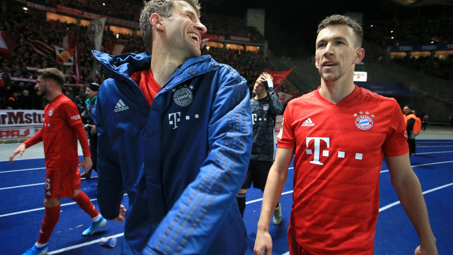 "Am meisten Spaß machen schon die eigenen Tore, deshalb war es heute ein schöner Tag für mich, für die Mannschaft. Wenn die erwachsenen Männer wie die kleinen Jungs rumhüpfen, gibt es nichts Schöneres." (Bayern-Star Thomas Müller über sein Tor beim 4:0 in Berlin)