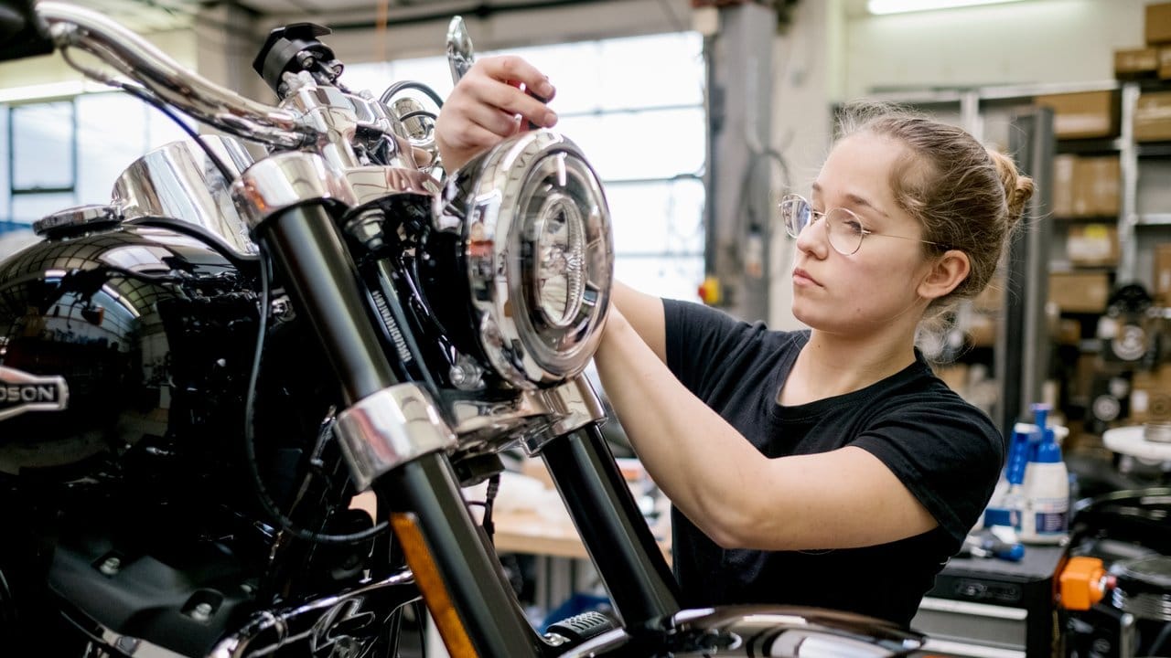 Ein Verständnis für Technik sollten angehende Zweiradmechatroniker mitbringen: Maja Vukojevic kümmert sich um die Verkabelung eines Navigationsgeräts an einem Motorrad.
