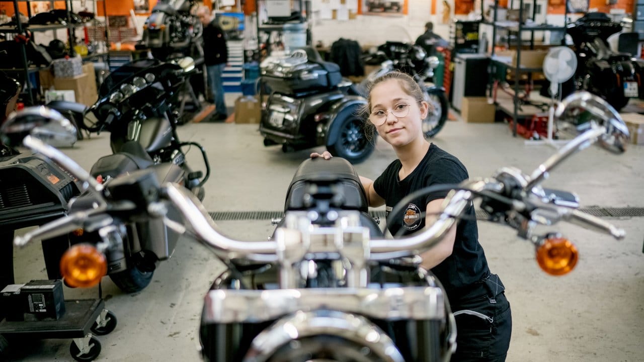 Sie sorgt dafür, dass die Maschine läuft: Maja Vukojevic befestigt die Sitzbank einer Harley Davidson.