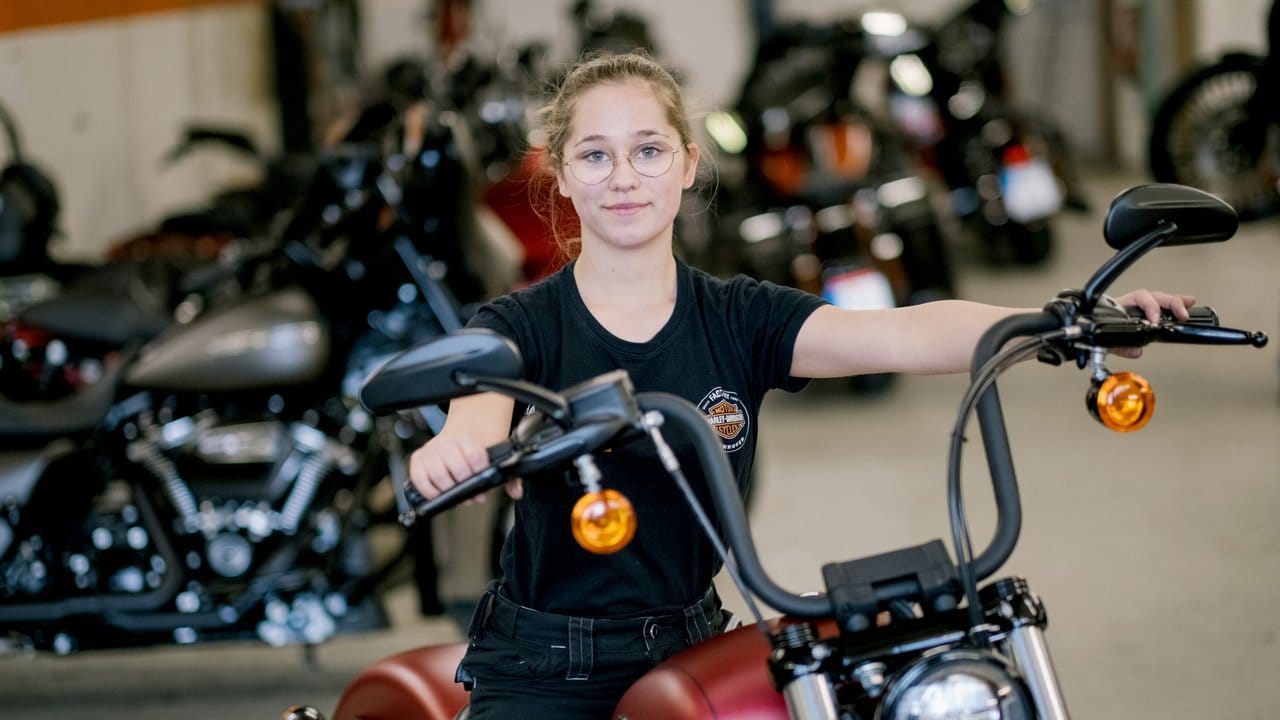 Maja Vukojevic macht in einer Harley-Davidson-Werkstatt in Hannover eine Ausbildung zur Zweiradmechatronikerin.