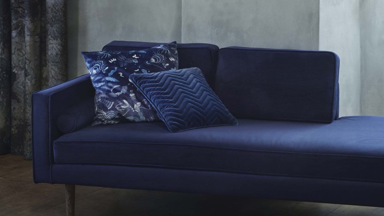 Sogar größere Möbelstücke wie das Sofa lassen sich gut in der Trendfarbe Blau verwenden.