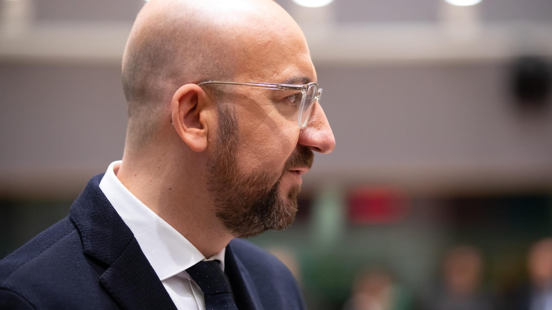 EU-Ratspräsident Charles Michel will prüfen, wie die EU zur Umsetzung der Ergebnisse beitragen kann. Dabei gehe es zunächst um die Überwachung der Waffenruhe und des Waffenembargos. "Wir sind bereit, unsere Mittel zu mobilisieren, wo sie am meisten benötigt werden", versicherte Michel. Zusammen mit ihren Partnern wolle sich die Europäische Union weiter darum bemühen, "alle Korridore zu versperren", über die das Embargo verletzt werde.