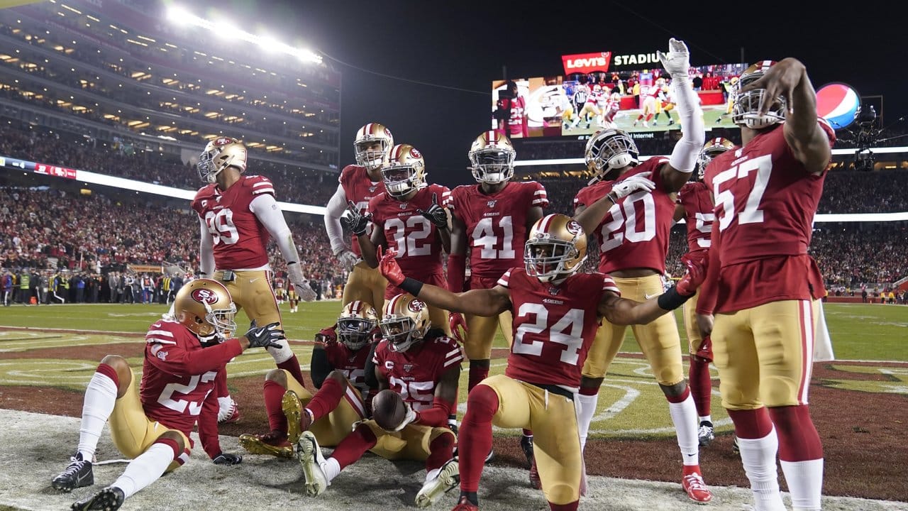 Die Spieler der San Francisco 49ers jubeln während des Spiels gegen die Green Bay Packers.