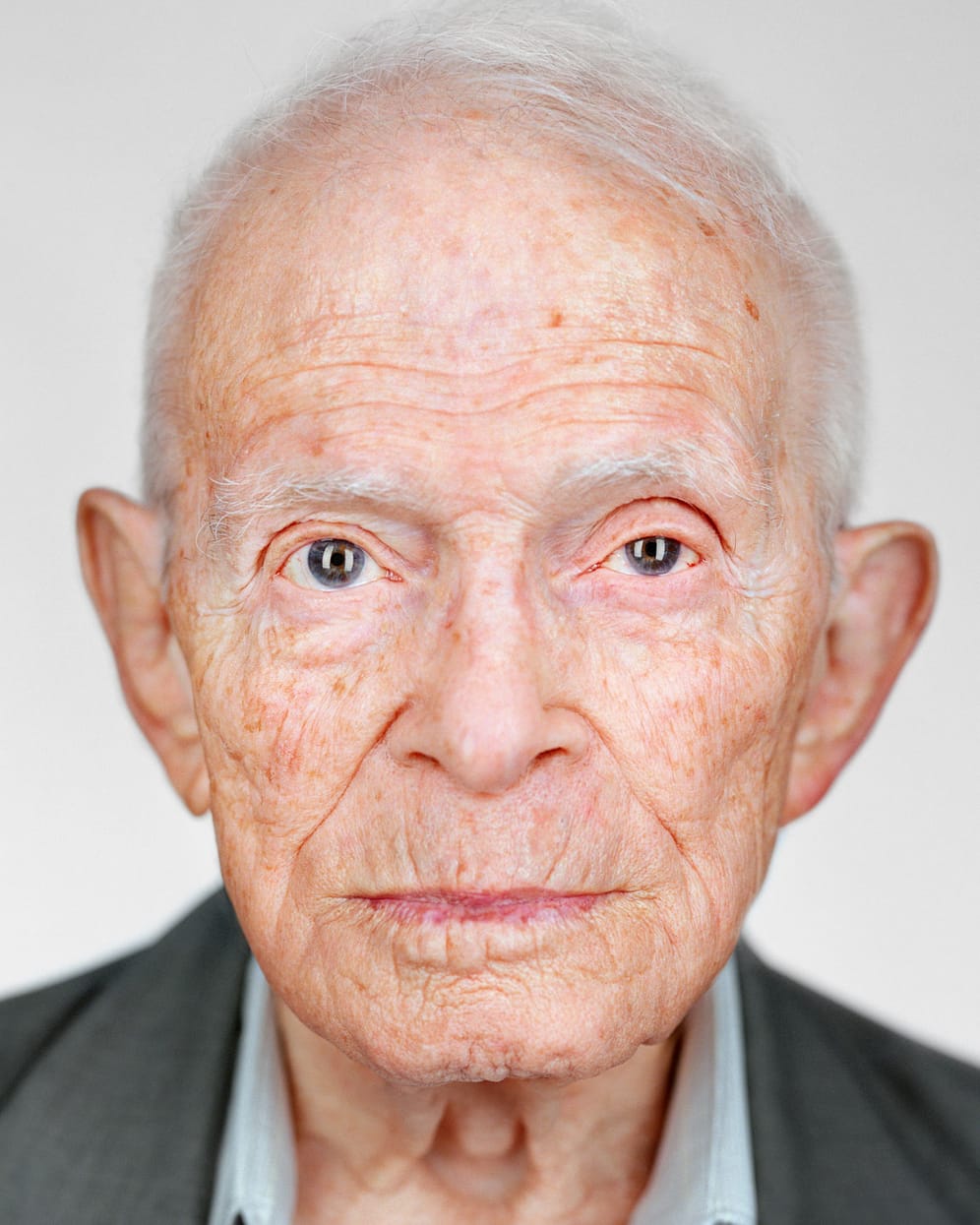 Moshe Ha-Elion wurde 1925 in Thessaloniki, Griechenland, geboren: Mit seiner Familie wurde er in das Konzentrations- und Vernichtungslager Auschwitz-Birkenau deportiert. Er war in den Konzentrationslagern Melk und Ebensee. Den Todesmarsch in das Konzentrationslager Mauthausen überlebte Ha-Elion.