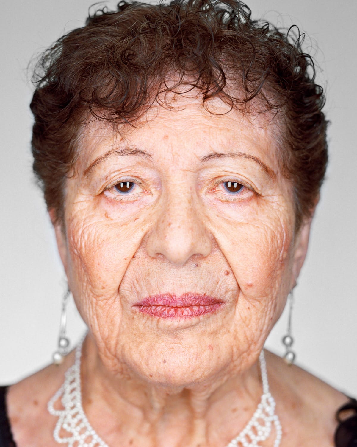 Artemis Meron wurde 1928 in Ionnina, Griechenland geboren. Artemis wurde in das Konzentrations- und Vernichtungslager Auschwitz-Birkenau deportiert.