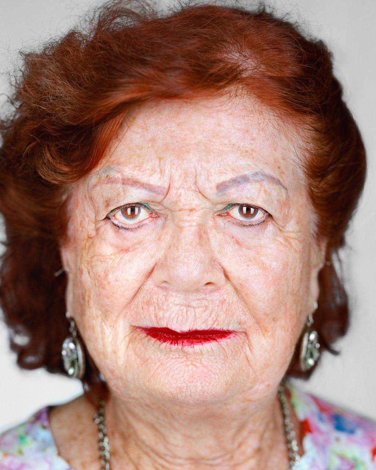 Judith Yaegerman wurde 1930 in Karlsbad, Tschechoslowakei (heute Tschechien) geboren. Zusammen mit ihrer Familie wurde Judith erst in das Ghetto von Theresienstadt umgesiedelt und später nach Auschwitz-Birkenau deportiert. Von dort wurde Judith in ein Arbeitslager nach Hamburg und später auf einen Todesmarsch in das Konzentrationslager Bergen-Belsen geschickt.