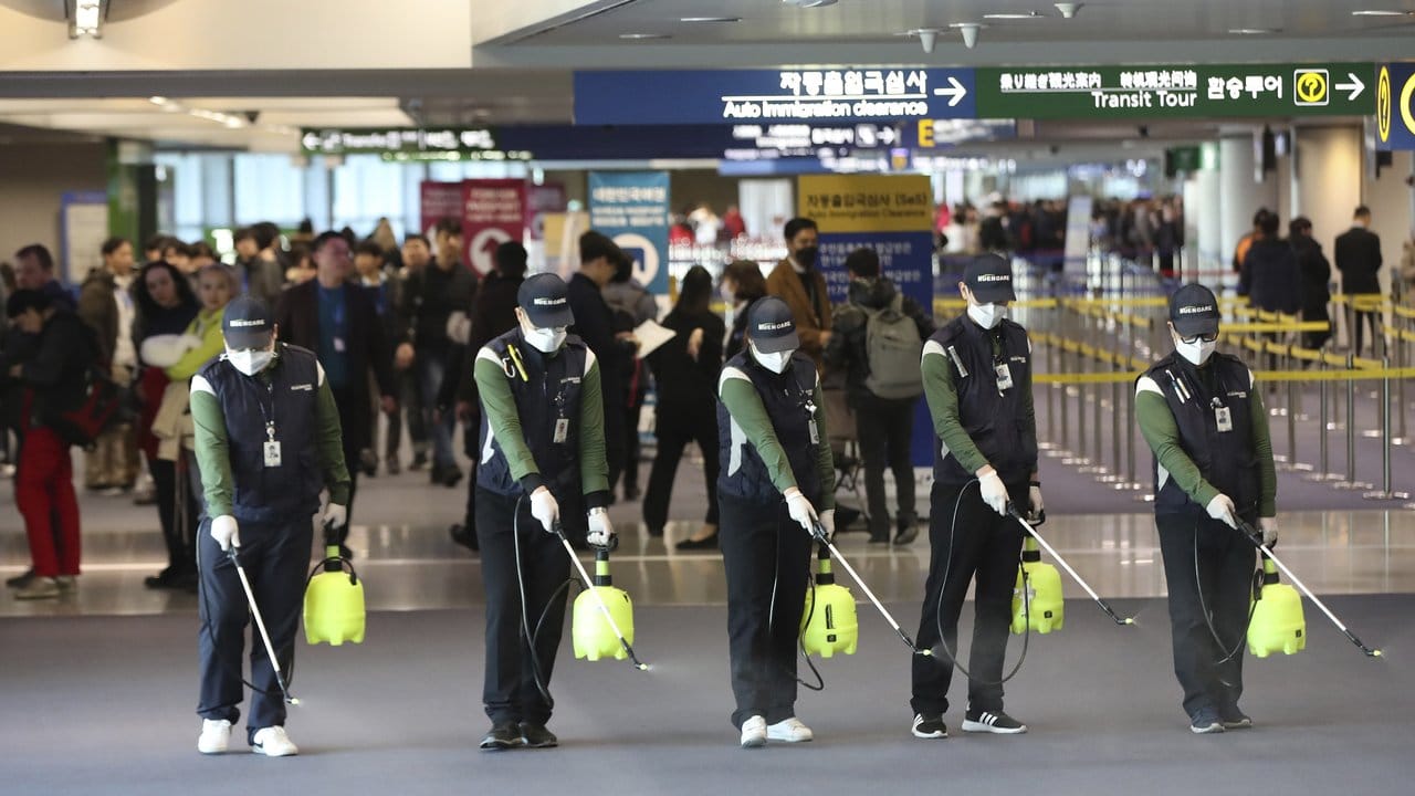 Personal desinfiziert die Ankunftshalle im Flughafen von Incheon in Südkorea.