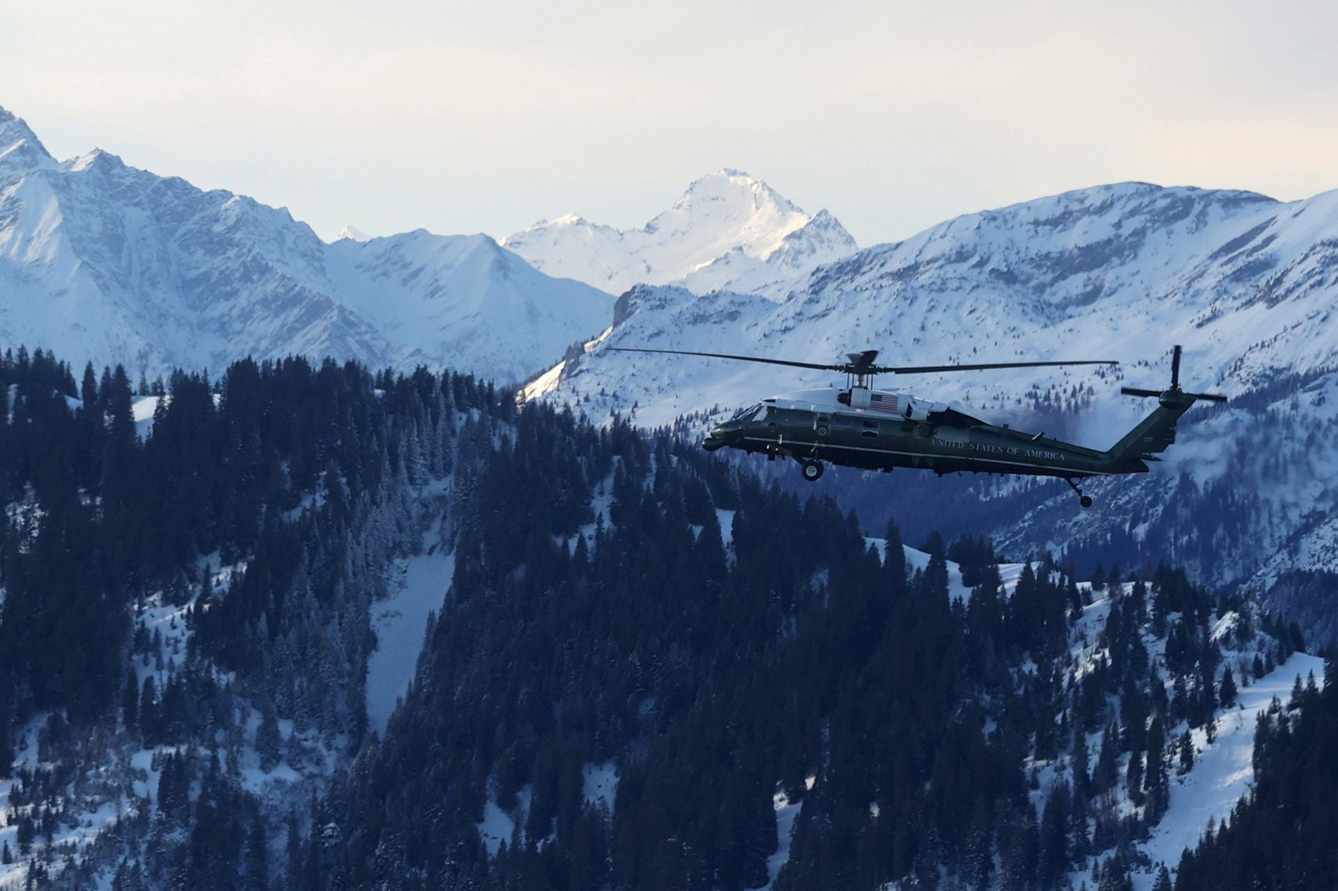Umgeben von verschneiten Bergen: Marine One mit US-Präsident Trump an Bord setzt zur Landung in Davos an.